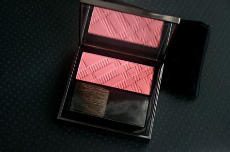 burberry light glow natural blush swatch